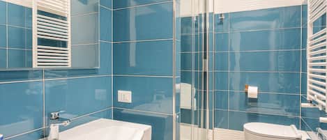Douche, sèche-cheveux, serviettes fournies