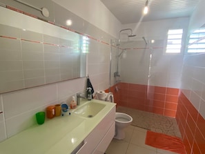 Hårføner og håndklær