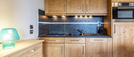 Kühlschrank, Mikrowelle, Ofen, Geschirrspüler