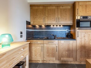 Kjøleskap, mikrobølgeovn, ovn og oppvaskmaskin