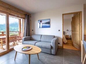 TV - 3-room apartment with parking, Wi-Fi, pets allowed, 50m from slopes in Valmorel (Valmorel)