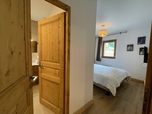 2 bedrooms, bed sheets