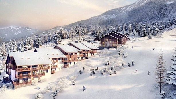 Un resort cubierto de nieve con varias edificaciones de madera, pistas de esquí y un paisaje montañoso.