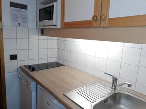 Fridge, microwave, stovetop, dishwasher - Divisible studio 27m², balcony, close to slopes and lifts (Valmorel)