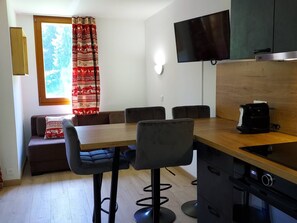 Fridge, microwave, stovetop, dishwasher - Cozy studio for 4, balcony, 80m from slopes, pets allowed, parking (Valmorel)