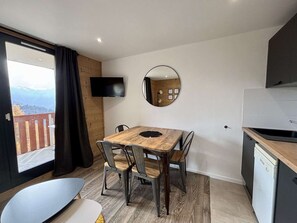 Dining - Cozy studio cabin, 30m², 5 pers, pool, balcony, near slopes, shops - Alpe d'Huez (Huez)