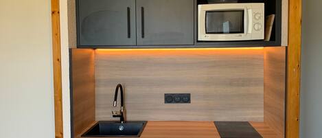 Kjøleskap, mikrobølgeovn, oppvaskmaskin og brødrister