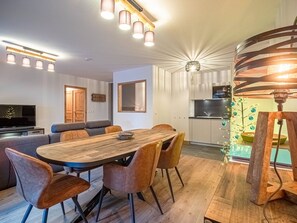 Dining - Stunning Ski-in/Ski-out Apartment for 7 with Balcony, WIFI and Parking (Valmorel)