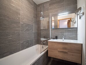 Hair dryer, towels - Stunning Ski-in/Ski-out Apartment for 7 with Balcony, WIFI and Parking (Valmorel)