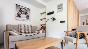 A modern living room with a sofa, a coffee table, and a chair. - Cozy 2-room apartment in Plagne Montalbert, close to slopes and shops, with garage and wifi (La Plagne Montalbert)