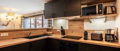 Jääkaappi, mikroaaltouuni, uuni, astianpesukone