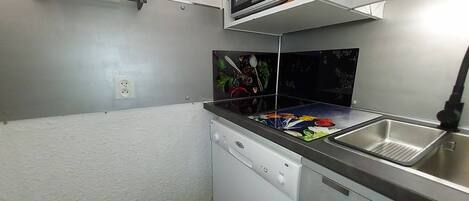 Køleskab, ovn, kogeplade, opvaskemaskine