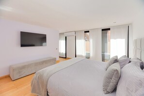 2 habitaciones, tabla de planchar con plancha, wifi y ropa de cama 