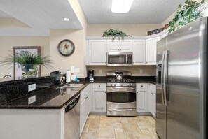 冷蔵庫、電子レンジ、オーブン、コンロ