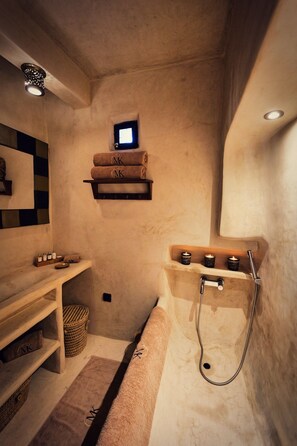 Suite, Private Bathroom (Palier privatif) | Bathroom - RIAD MALAÏKA (Essaouira)