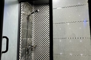 提供毛巾、廁紙