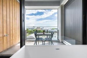Villa | Salle de bain | Baignoire et douche séparées, articles de toilette (gratuits)