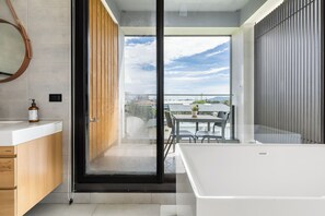 วิลล่า | ห้องน้ำ | อ่างอาบน้ำและฝักบัวแยกจากกัน, ของใช้ในห้องน้ำฟรี, ไดร์เป่าผม, ผ้าเช็ดตัว