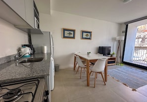 Fridge, microwave, oven, coffee/tea maker - Palermo · Bright studio with private balcony & rooftop pool access – up to 2 guests (Buenos Aires)