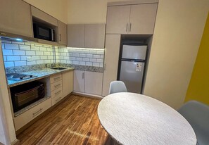Fridge, microwave, oven, coffee/tea maker - Functional studio apartment, Congress area (Buenos Aires)