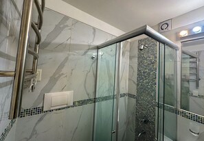 Shower, hair dryer, towels