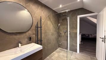 Deluxe-Haus | Badezimmer | Komfortbadewanne, Regendusche, Haartrockner