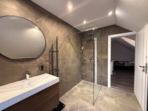 Deluxe House | Bathroom