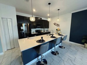 Fridge, microwave, oven, stovetop - Elegant Vacation Home with Pool in Champions Gate (Davenport)