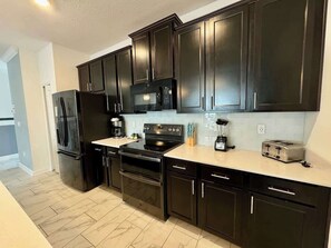 Refrigerador, microondas, horno, placa de cocina