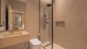 Junior suite, terras | Badkamer | Een douche, handdoeken, zeep, shampoo