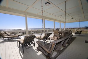 Outdoor dining - Experience beachfront luxury at Orange Beach Retreat in Grand Isle, LA, perfect for 16 guests. (Grand Isle)