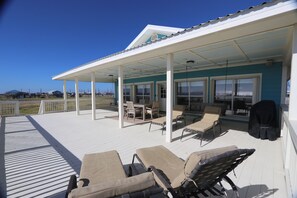 Outdoor dining - Experience beachfront luxury at Orange Beach Retreat in Grand Isle, LA, perfect for 16 guests. (Grand Isle)