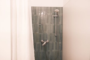 Dusj, hårføner, håndklær og såpe