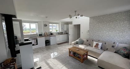 Barn Retreat/ Hottub/ Bbq/ Petsok/wi-fi