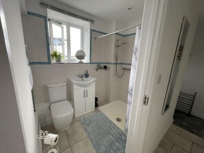 Hus | Bad | Dusj, hårføner og håndklær