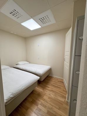 Private Twin Bed Room With Toilet | Rideaux d’obscurcissement, fer et planche à repasser