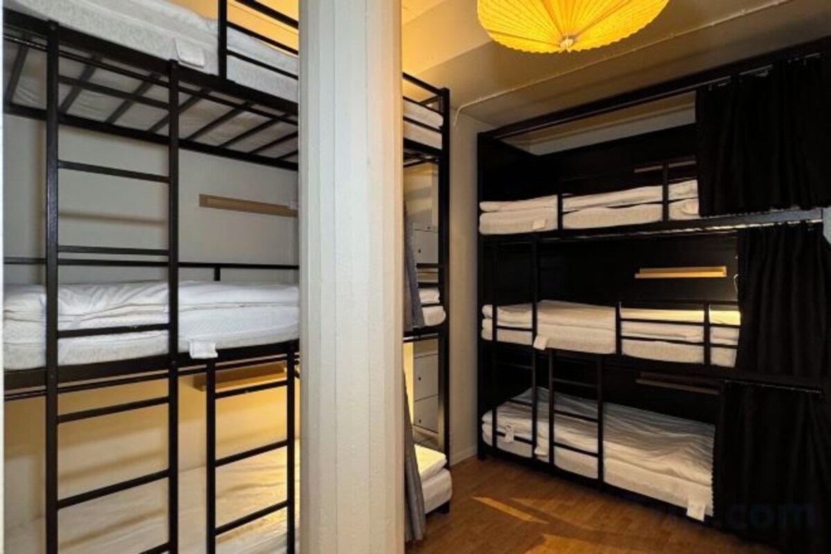 6-Bed Room With 3 Level Bunk Beds