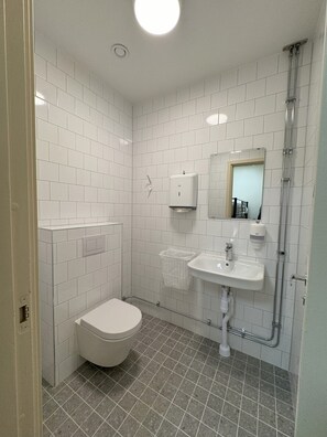 ฝักบัว, ไดร์เป่าผม, รองเท้าสวมภายในห้อง, ผ้าเช็ดตัว