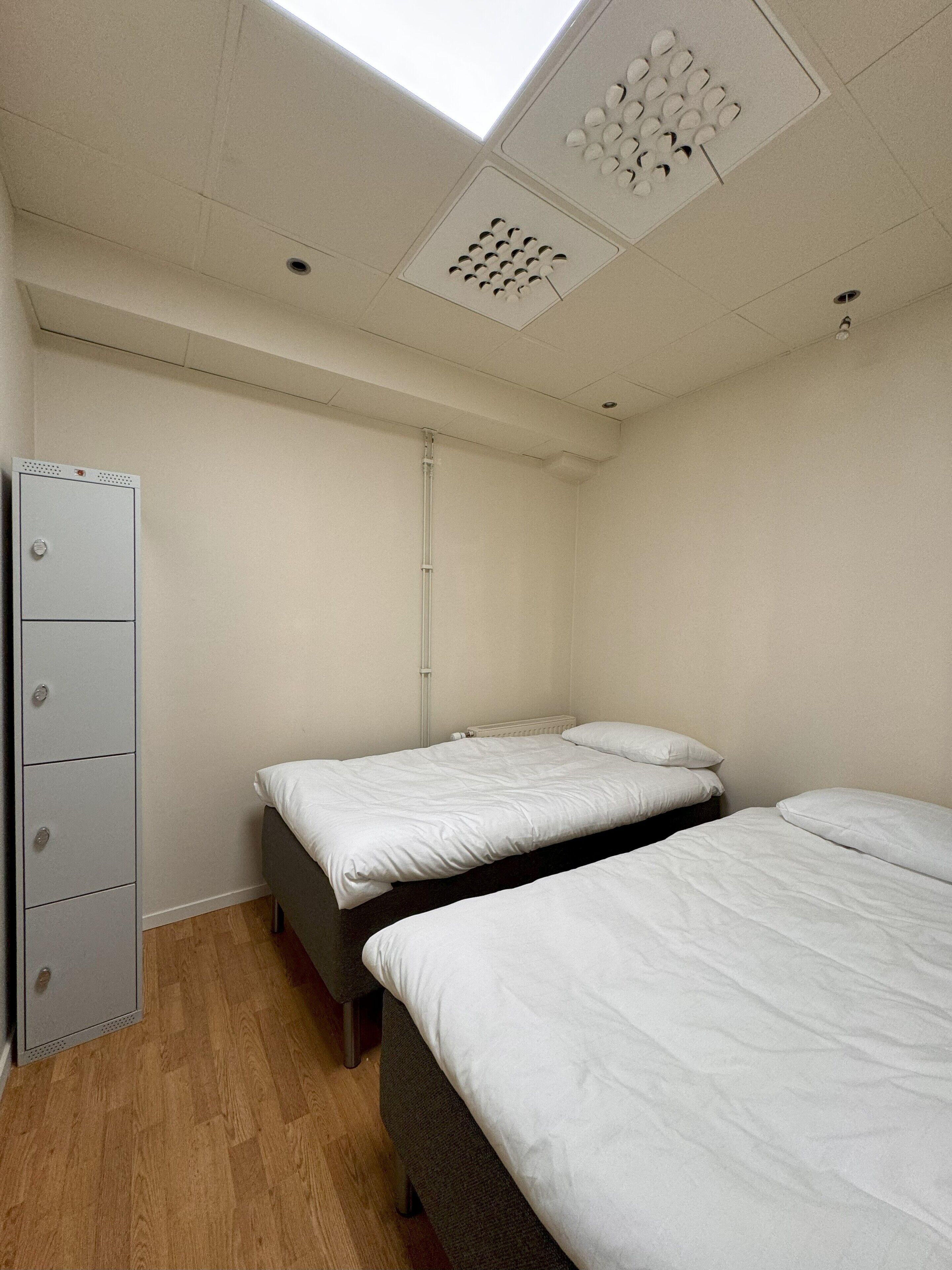 Private Twin Bed Room | ผ้าม่านกันแสง, เตารีด/โต๊ะรีดผ้า, Wi-Fi ฟรี, ผ้าปูที่นอน