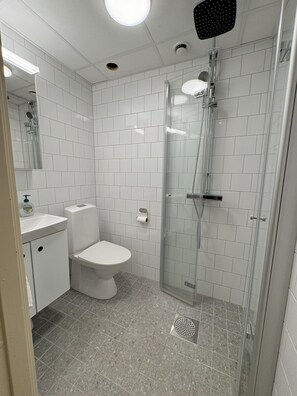 Douche, sèche-cheveux, chaussons, serviettes fournies