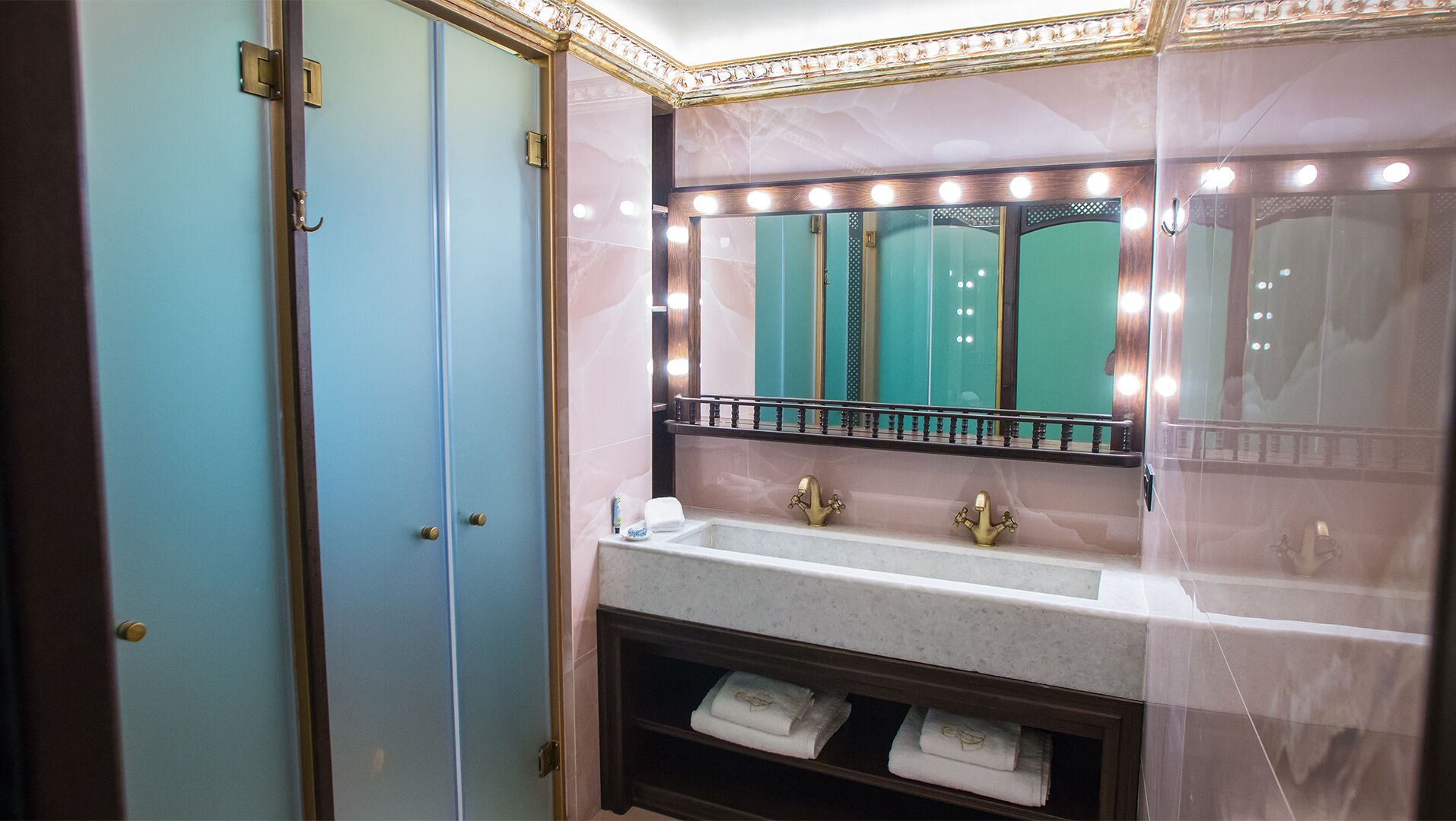 Superior-Doppelzimmer, Stadtblick | Badezimmer | Dusche, kostenlose Toilettenartikel, Haartrockner, Bademäntel