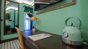 Dobbeltrom – deluxe | Safe på rommet, skrivebord og skrivebord for bærbar PC