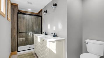 Douche, sèche-cheveux, serviettes fournies, shampoing