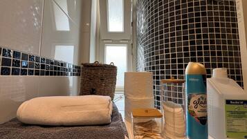 เอ็กซ์คลูซีฟอพาร์ทเมนท์ | ห้องน้ำ | ฝักบัว, เรนชาวเวอร์, ไดร์เป่าผม, ผ้าเช็ดตัว