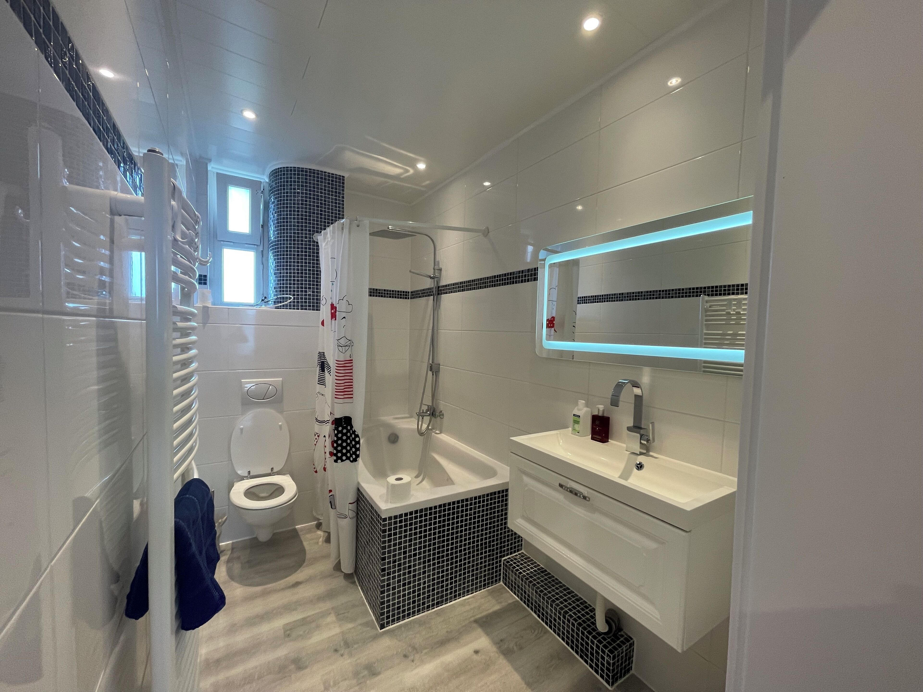 Appartamento Exclusive | Bagno | Doccia, soffione a pioggia, asciugacapelli, asciugamani