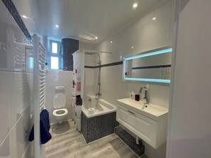 Appartamento Exclusive | Bagno | Doccia, soffione a pioggia, asciugacapelli, asciugamani