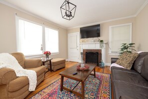 Living area - Lovely Historic District Retreat (Columbus)