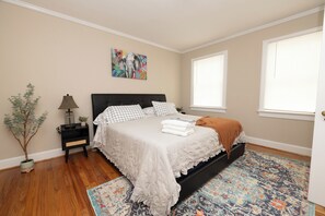 3 bedrooms, WiFi, bed sheets - Lovely Historic District Retreat (Columbus)