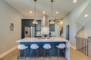 冷蔵庫、電子レンジ、オーブン、コンロ