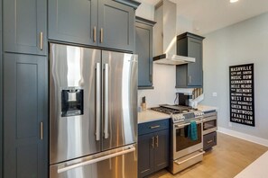 冷蔵庫、電子レンジ、オーブン、コンロ